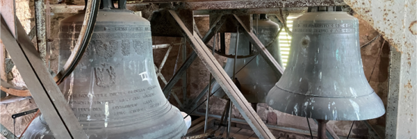 Im Glockenstuhl der Kirche von Geroda ist  vorne links die noch aktive „Glocke 2“ aus dem Jahr 1748/49 zu sehen. Die „Vaterunser-Glocke“  (rechts) und „Glocke 4“  aus der Nachkriegszeit (hinten) und mussten stillgelegt werden. 