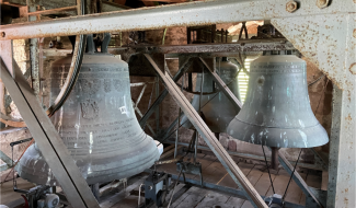 Im Glockenstuhl der Kirche von Geroda ist  vorne links die noch aktive „Glocke 2“ aus dem Jahr 1748/49 zu sehen. Die „Vaterunser-Glocke“  (rechts) und „Glocke 4“  aus der Nachkriegszeit (hinten) und mussten stillgelegt werden. 